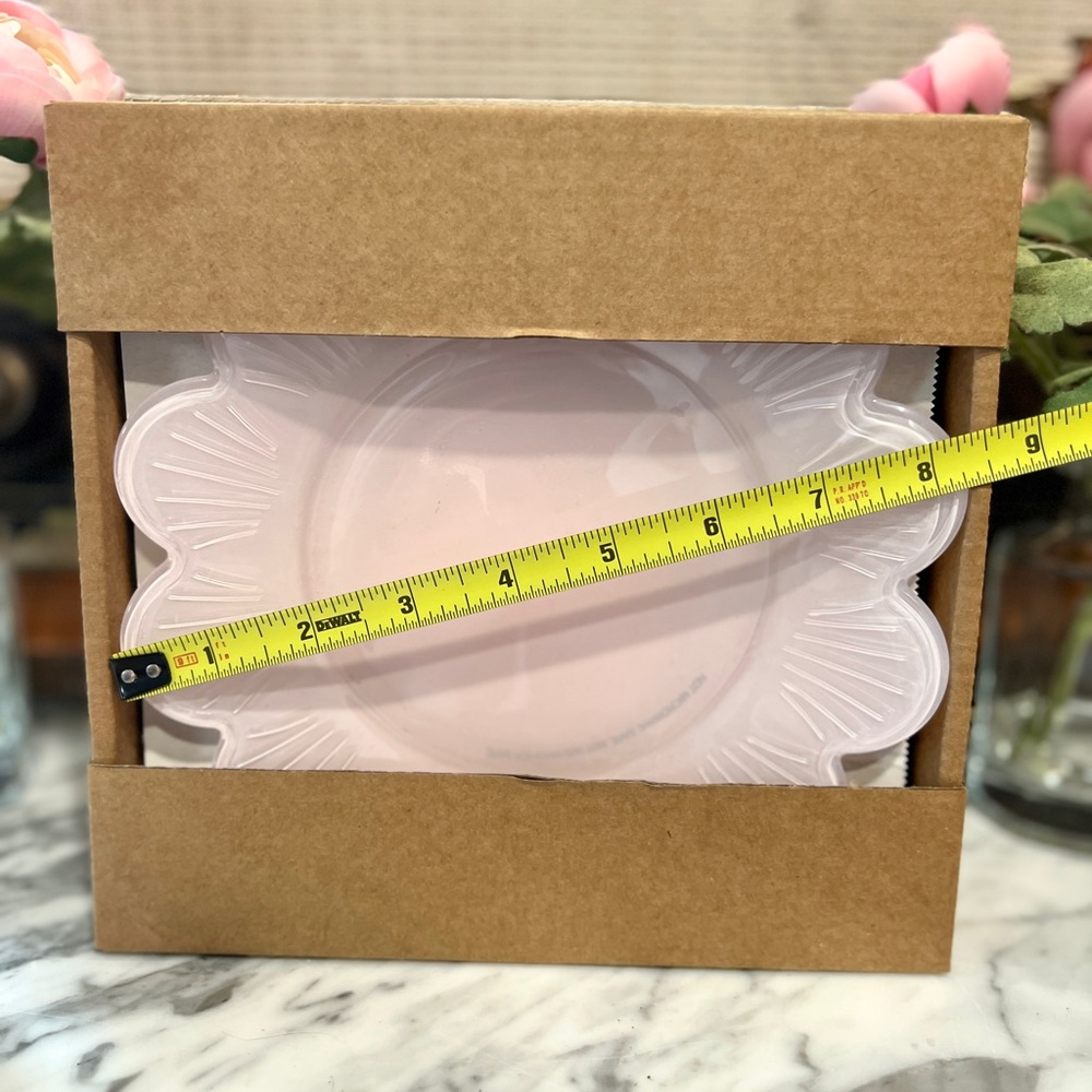 ✨NEW🌸Target Bullseye Playground 2026 Pink Scalloped Flower Shaped Glass Plates🍽️ - Picture 3 of 8